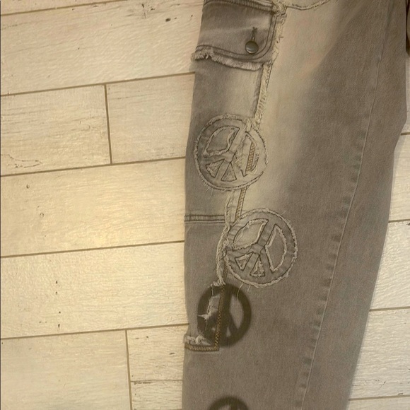 Oli & Hali Gray roomy Jeans with Distinctive Peace Designs - Picture 5 of 8